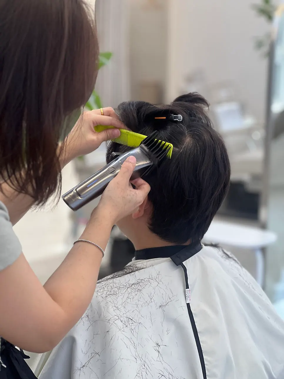 섬세하게 길이를 정리하는 커트 과정