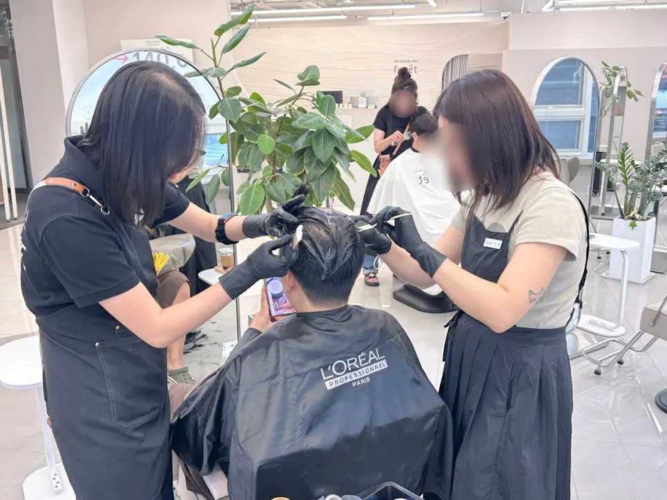 가르마펌 시술을 준비하는 모습