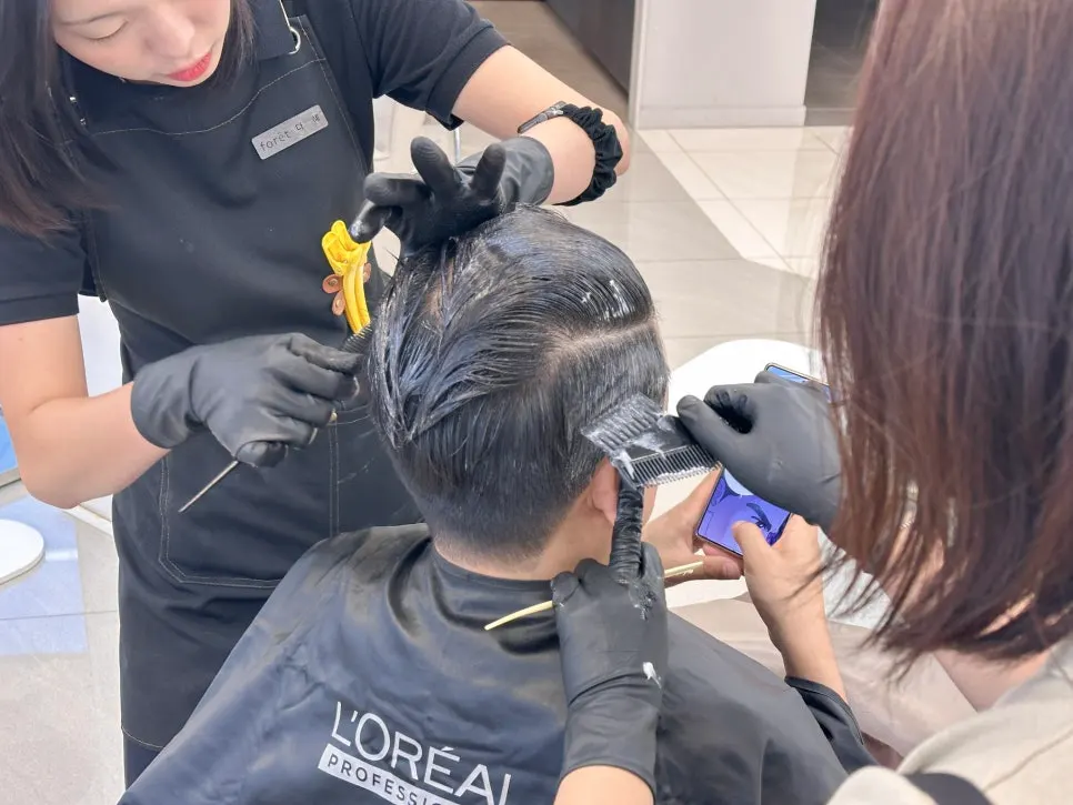 가르마펌과 다운펌을 함께 진행하는 장면