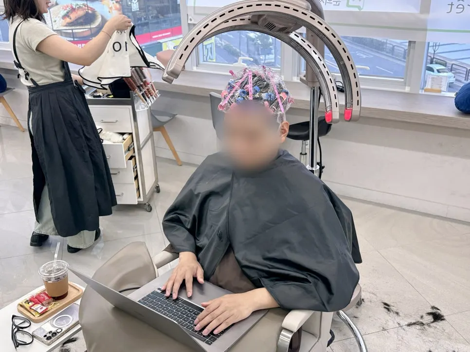 펌 로드를 말고 앉은 편안한 시술 좌석