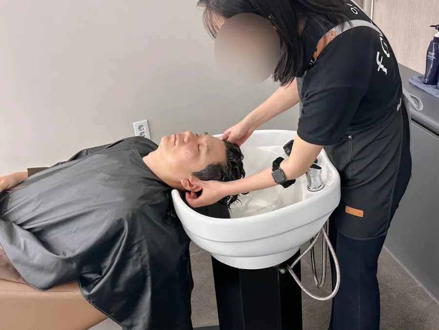 열처리 기계 아래에서 노트북 업무 중인 모습