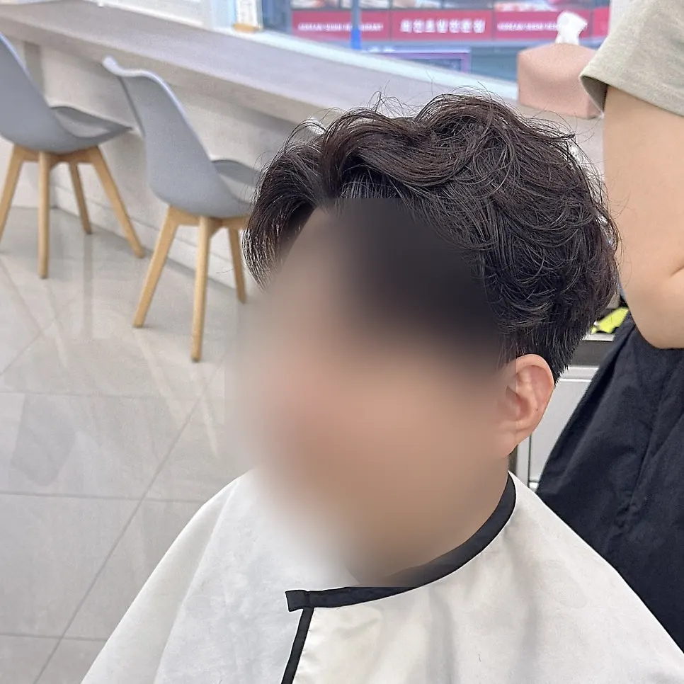 샴푸와 드라이 후 마무리 손질 장면