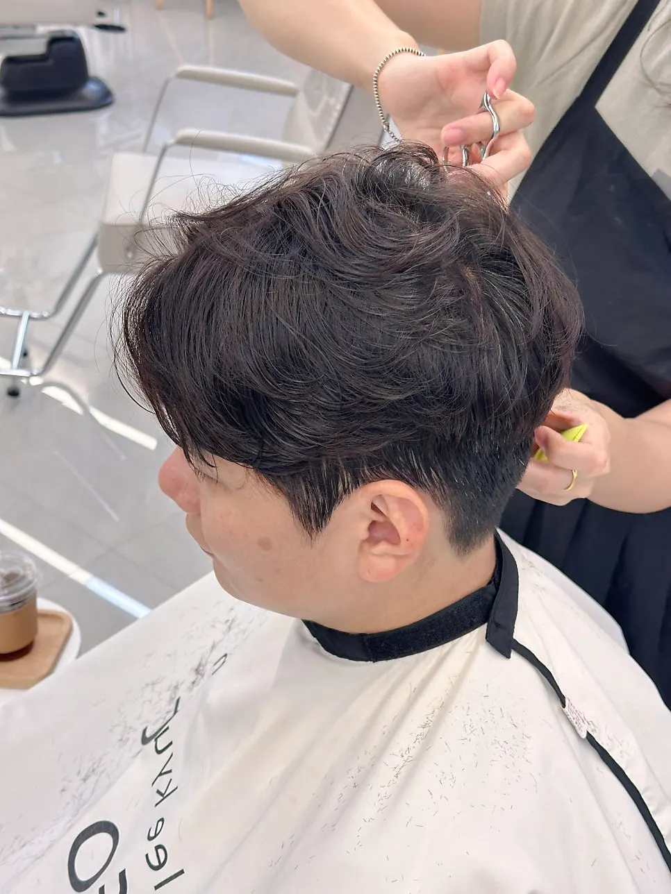 마무리 커트를 받는 남자머리