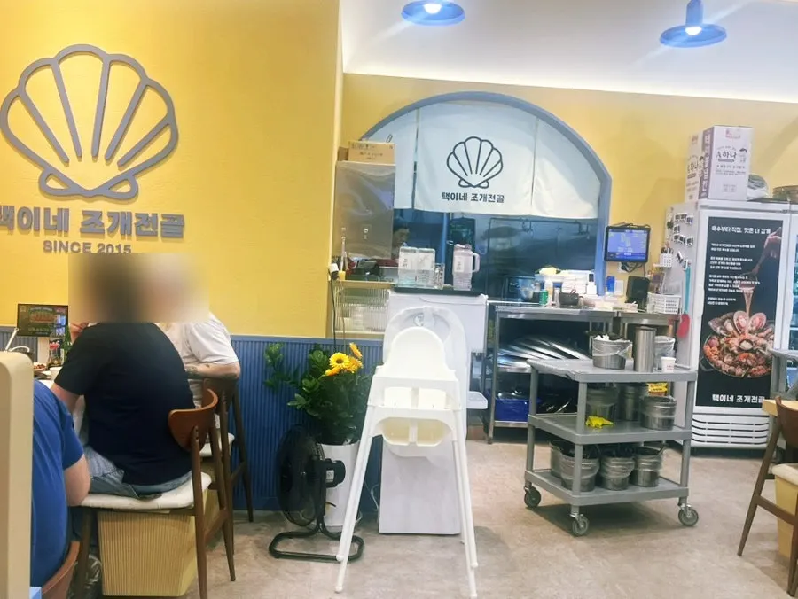 아기식탁의자가 준비된 테이블