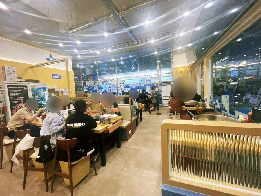 모임과 회식이 가능한 넓은 매장 내부