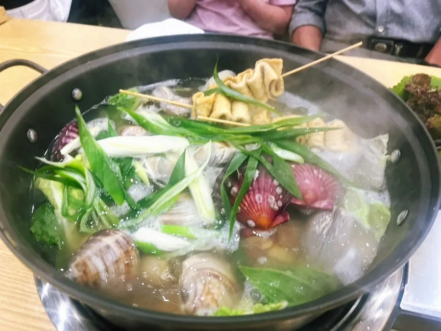 상에 차려진 탕보쌈세트 한 상