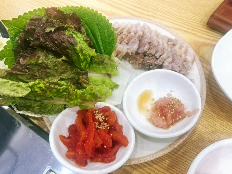 채소와 무말랭이, 명란젓이 곁들여진 보쌈