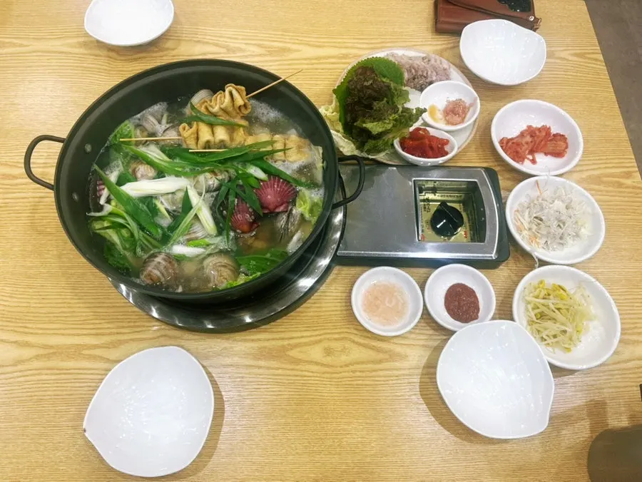 어묵이 들어간 조개탕 냄비