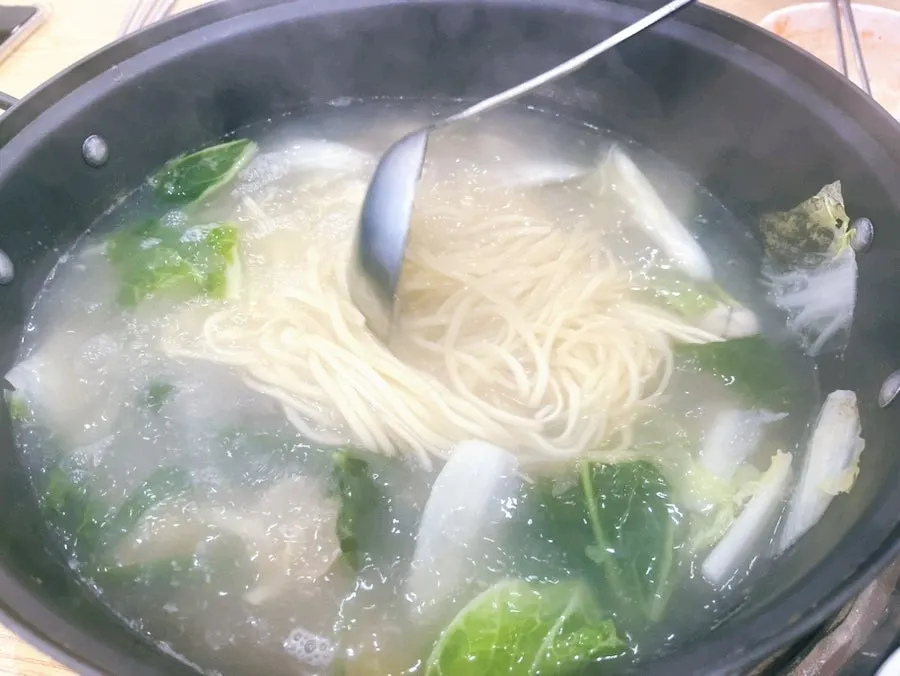 조개탕 국물에 넣은 칼국수 사리