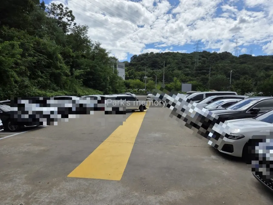 Spacious parking area at Irojeong