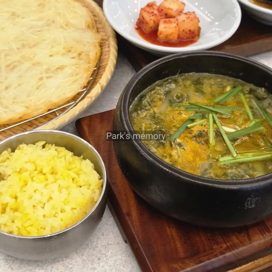 Loach soup set meal and shredded-potato pancake spread
