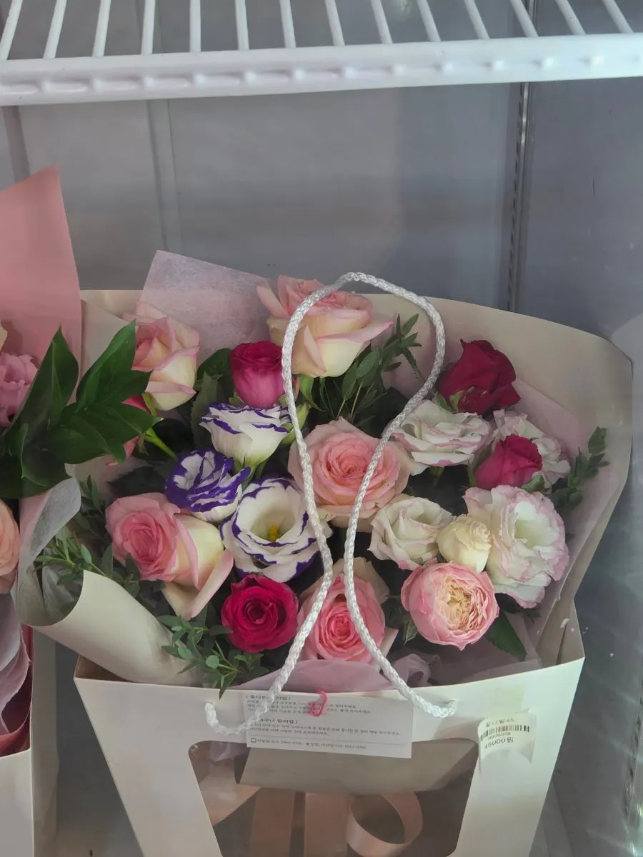 Interior of the unmanned flower shop in Bisan-dong, Gumi