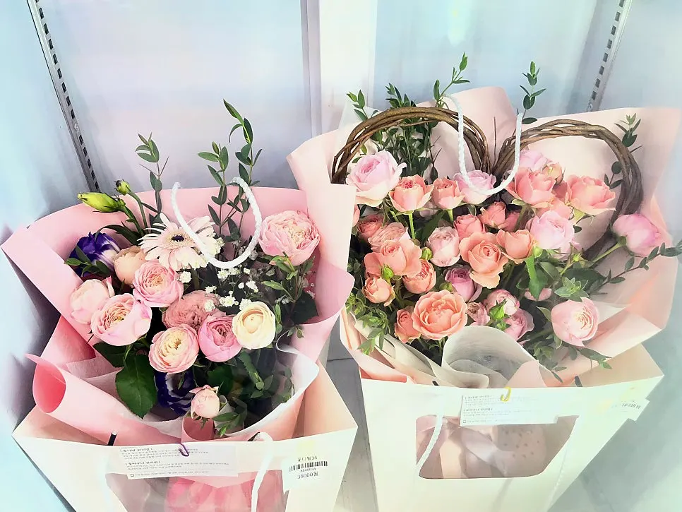 검은색 포장지에 붉은 장미 꽃다발