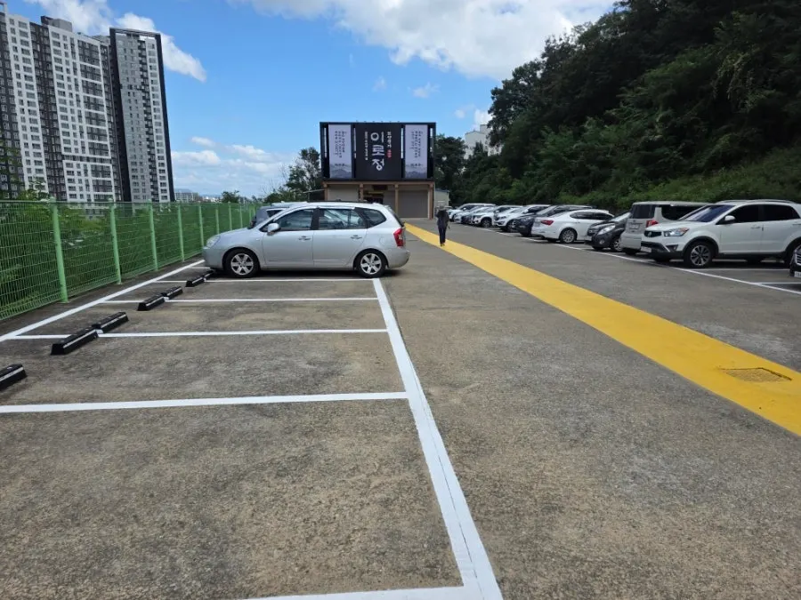 이로정 금오산직영점 주차장과 출입구 전경