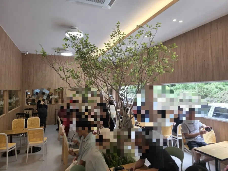 이로정 매장 내부 테이블 배치