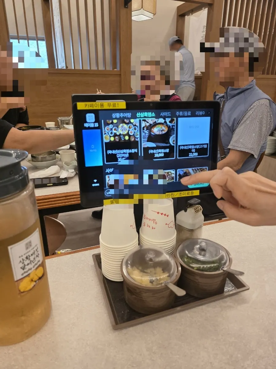 테이블에 놓인 주문용 태블릿