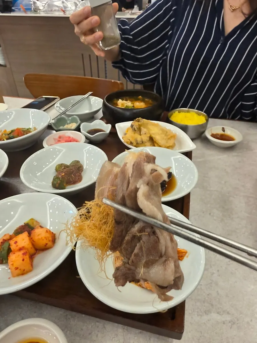 원형 팬에 담긴 흑염소 수육