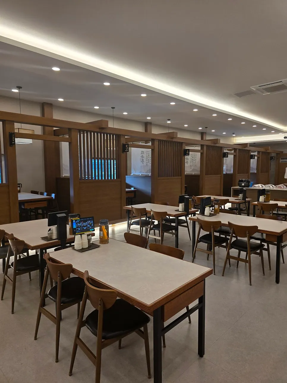 Spacious interior of Irojeong Gumi Geumosan Direct Branch