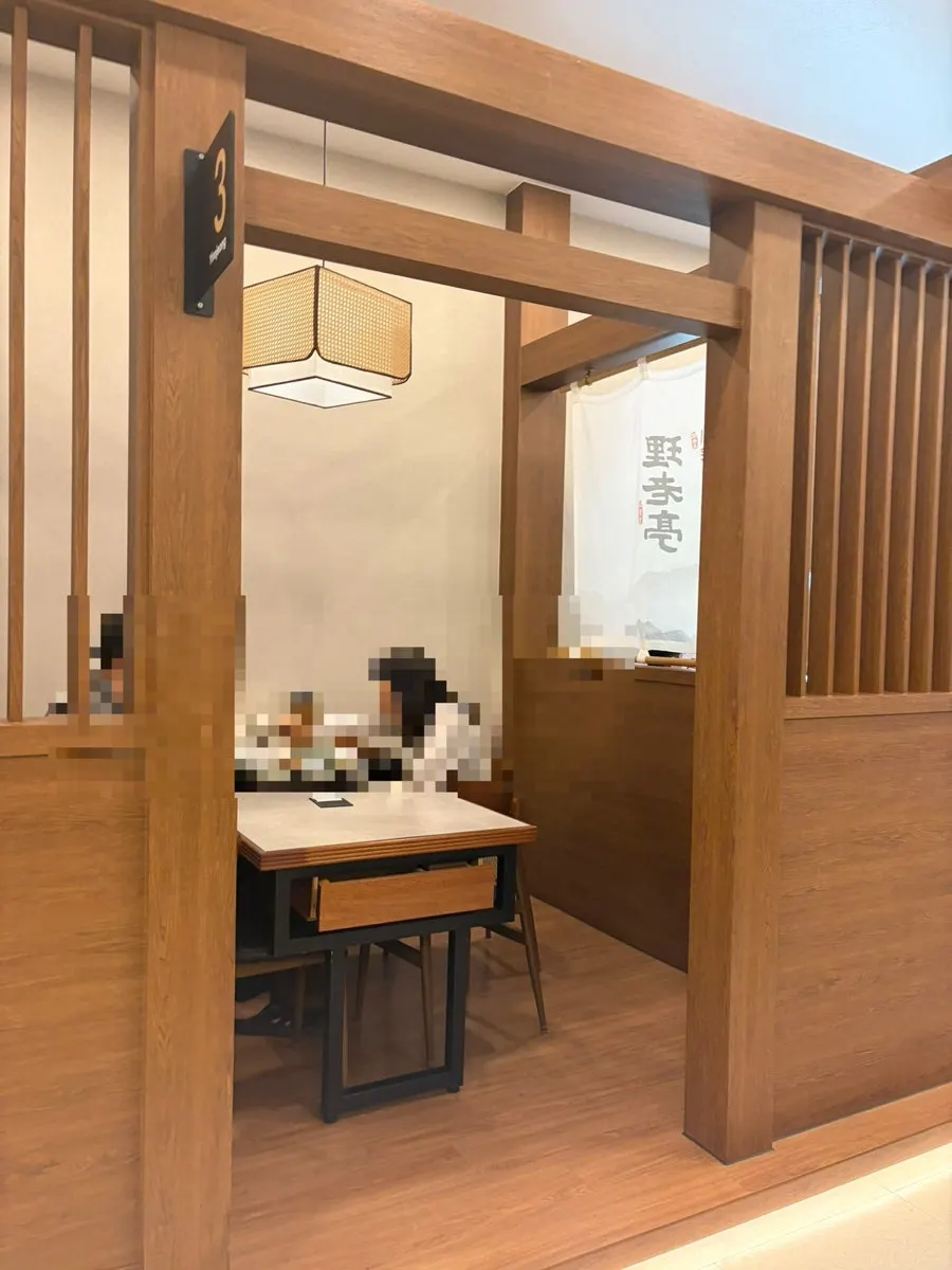 식물과 우드톤 인테리어의 매장 창가