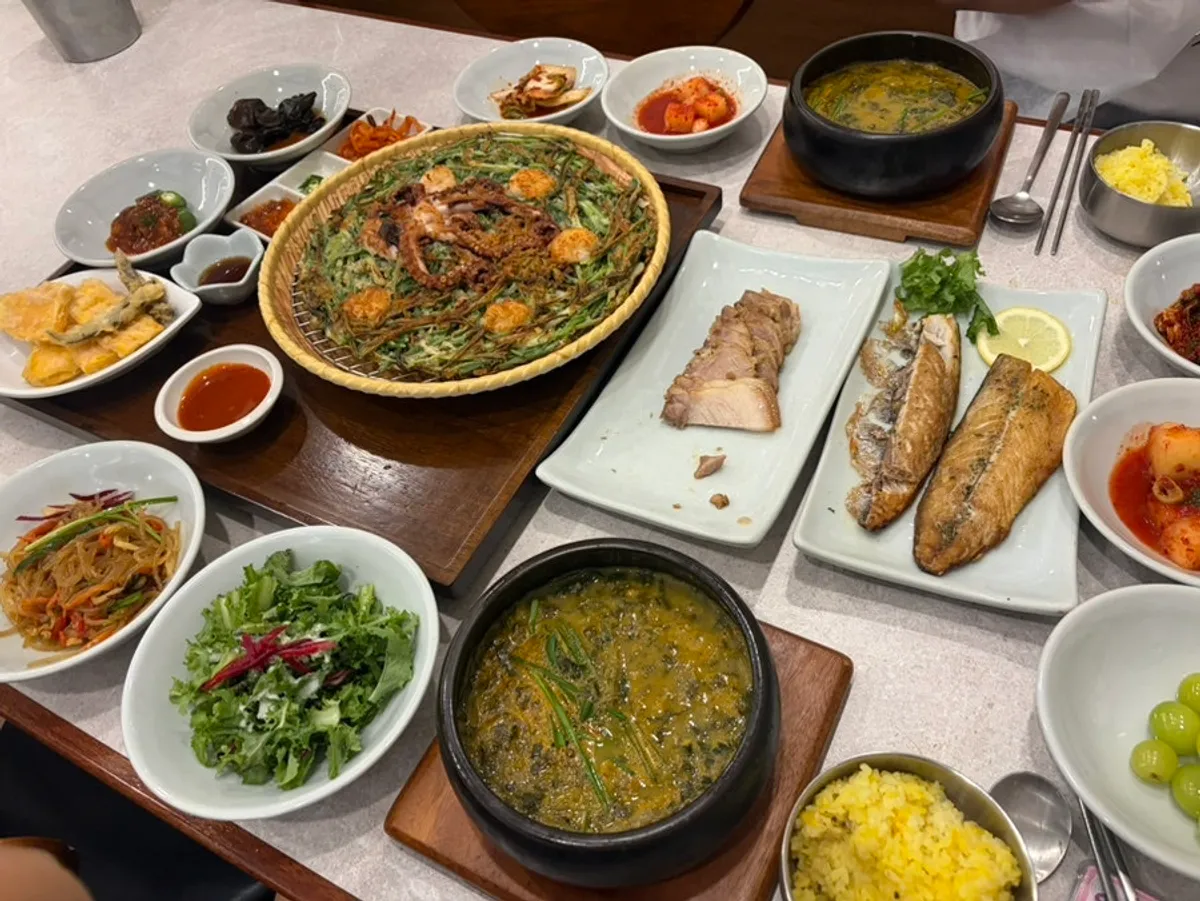 추어탕과 수육 해물파전이 차려진 한 상
