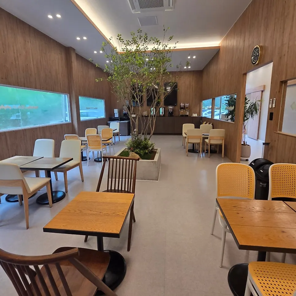 Irojeong dining hall seating and space
