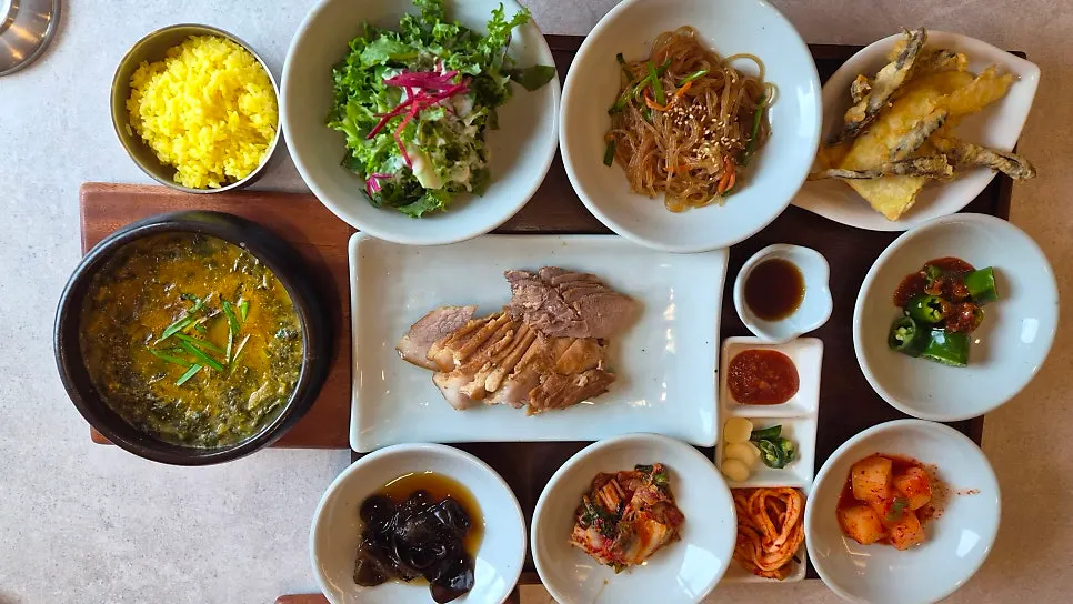 Irojeong's nourishing set with suyuk, mackerel, and sanghwang loach soup
