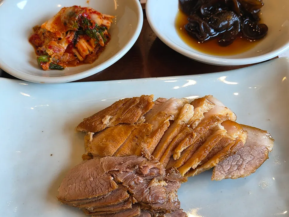 Neatly arranged full table spread at Irojeong