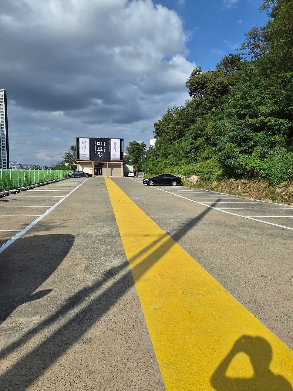 Large parking lot at Irojeong Gumi Geumosan Direct Branch