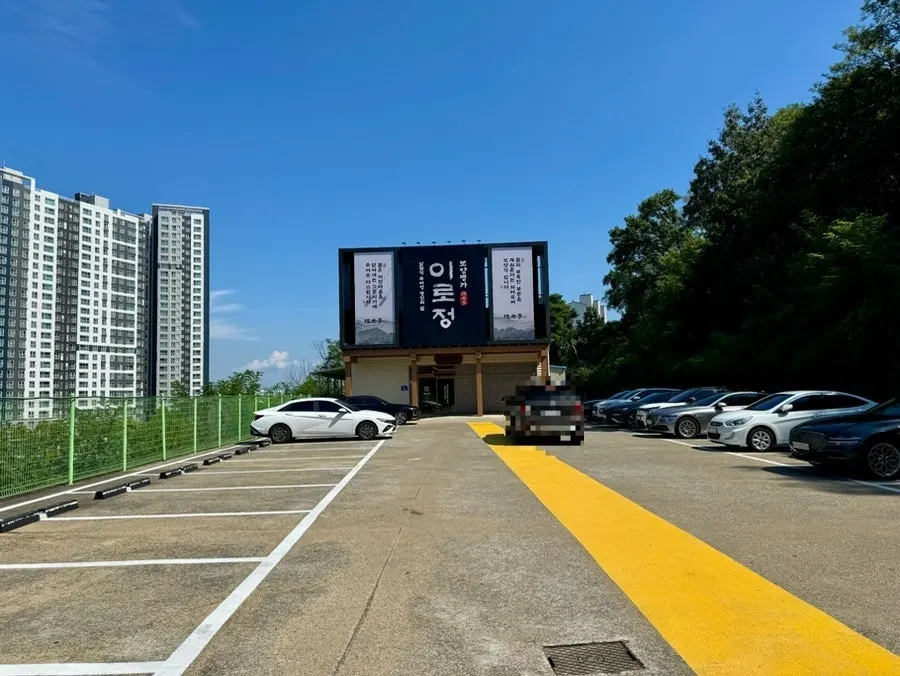 The building and parking lot of Irojeong Gumi Geumosan Direct Branch