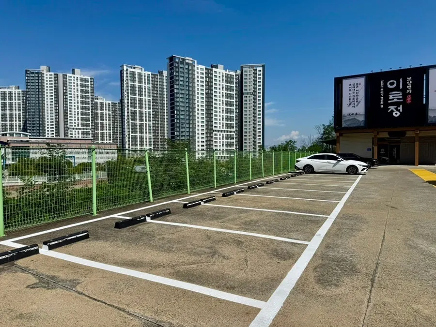 Spacious parking lot in front of the restaurant