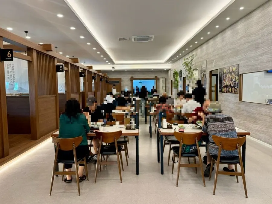 Open seating inside Irojeong Gumi Geumosan Direct Branch