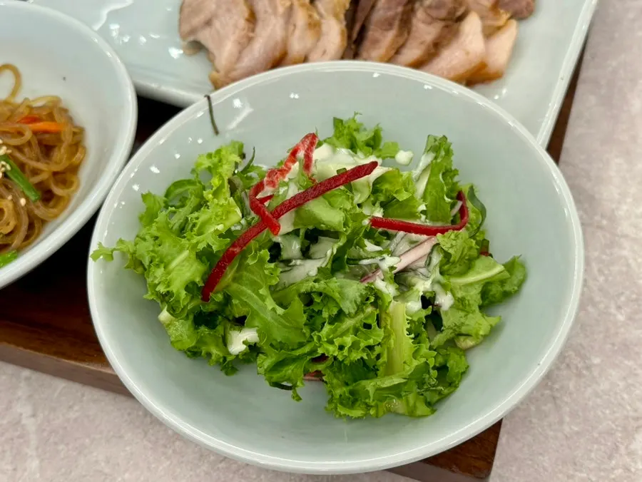Onsuyuk (steamed pork) on a plate
