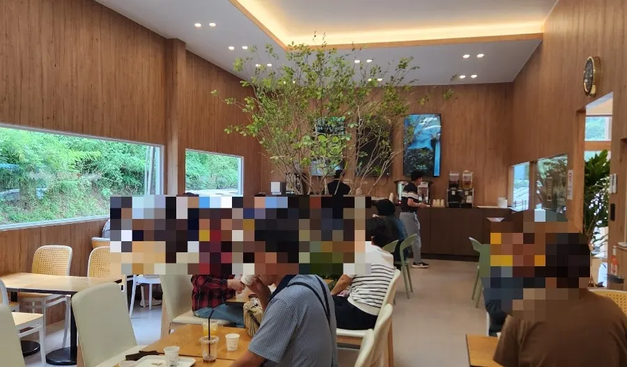이로정 카페테리아 좌석 전경