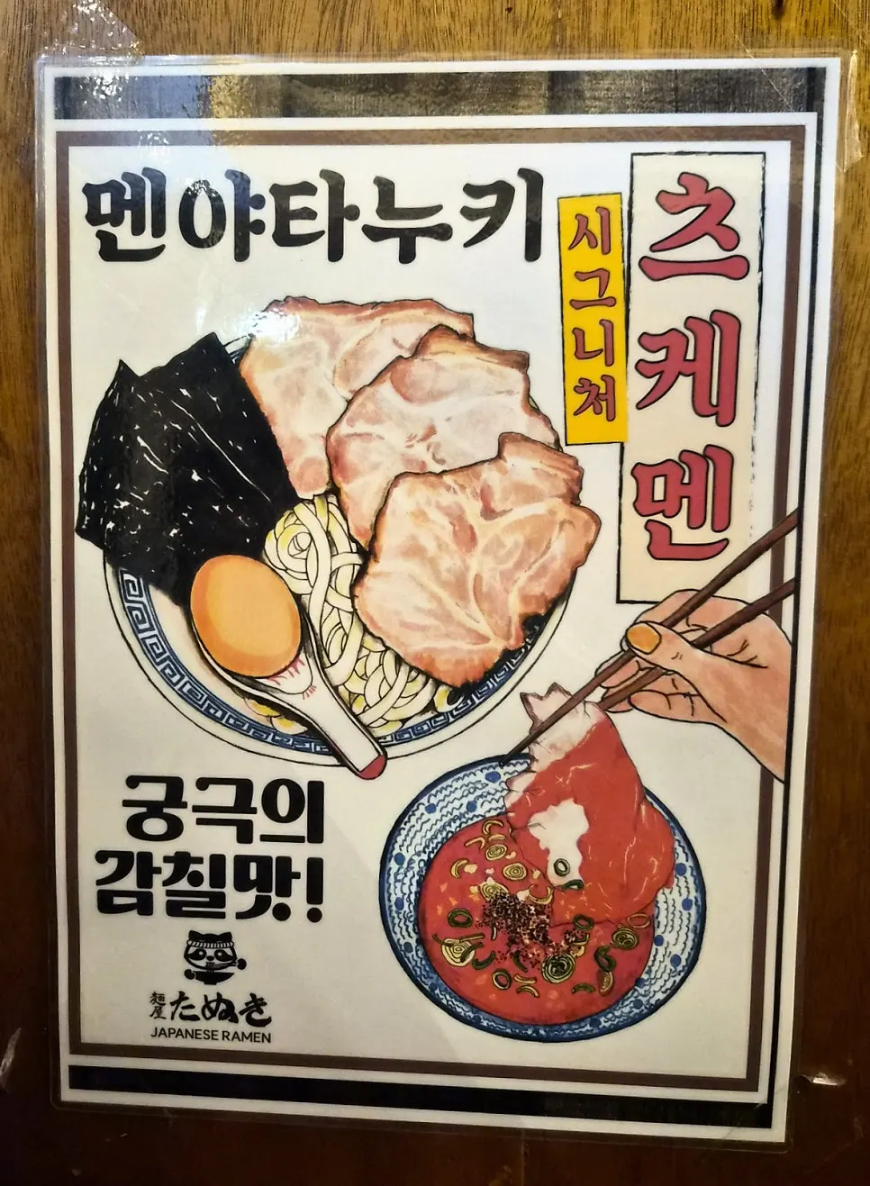 오픈형 주방과 ㄱ자 다찌석이 보이는 내부