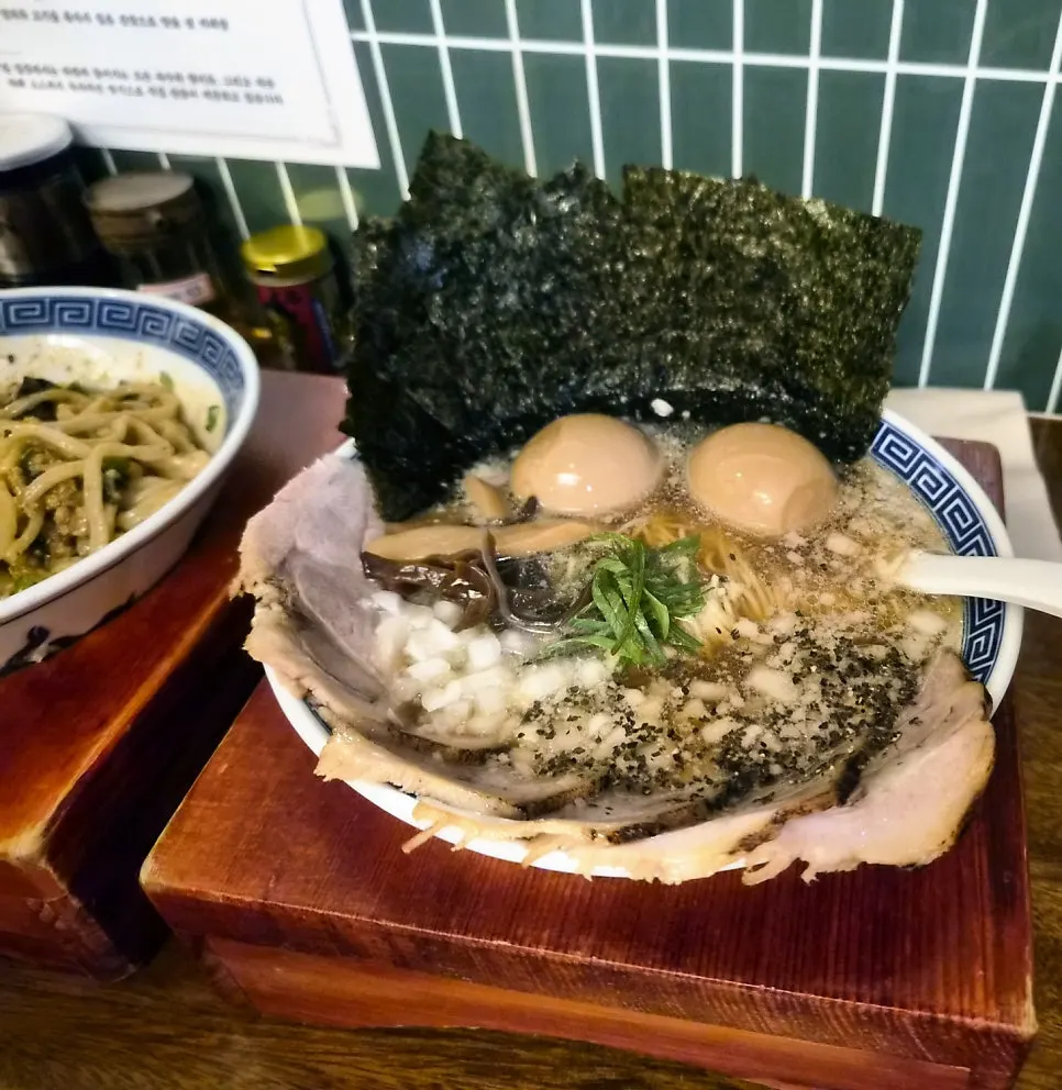 노른자를 터뜨려 비빈 꾸덕한 마제소바
