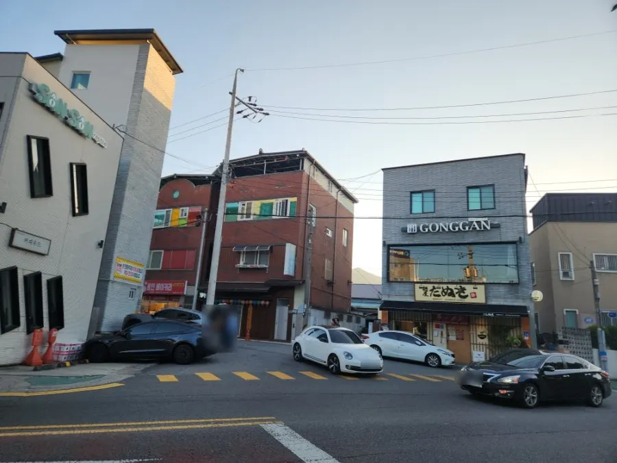 Parking situation in front of Menya Tanuki