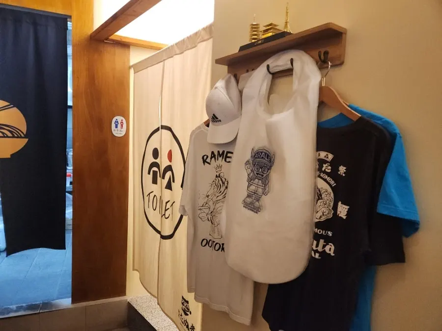 Aprons and other amenities at Menya Tanuki