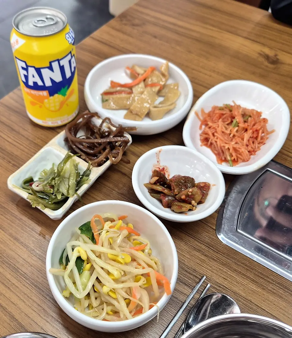 Self-serve side dishes and soup selection