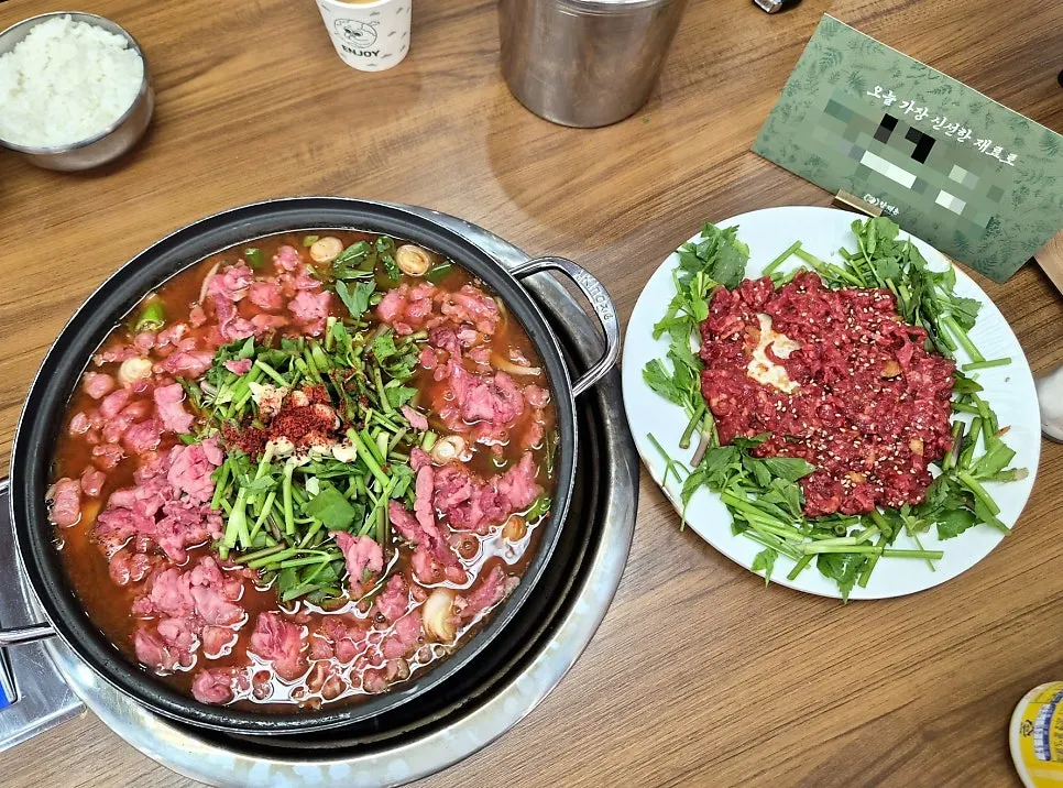 Tasting yukhoe mixed with garlic and sesame oil