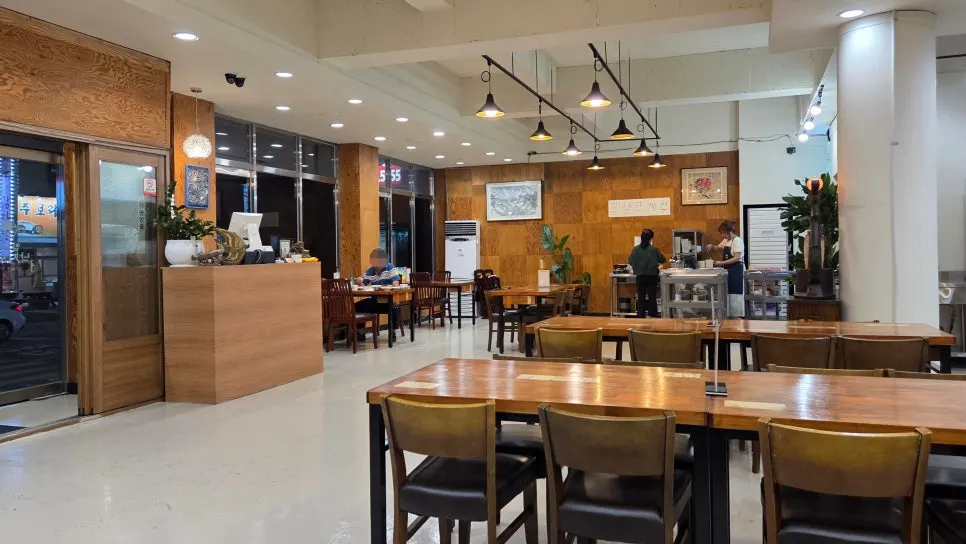 Spacious dining hall at Imgane Nakji Bossam with wide tables