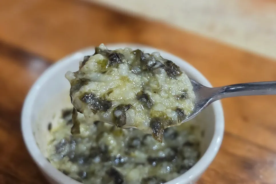 Porridge mixed with seaweed flakes and sesame oil