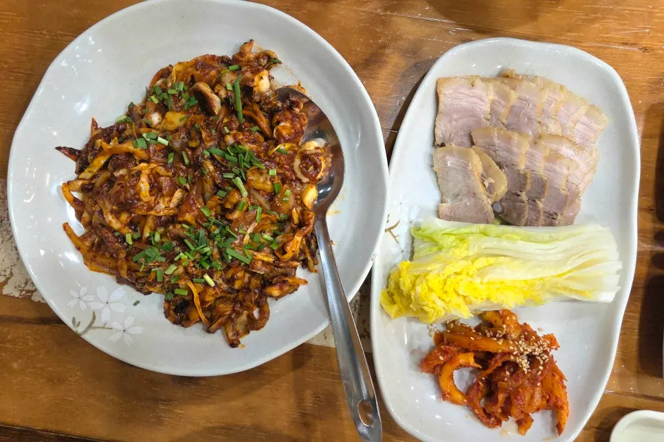 Grilled octopus stir-fry and herbal boiled pork served together