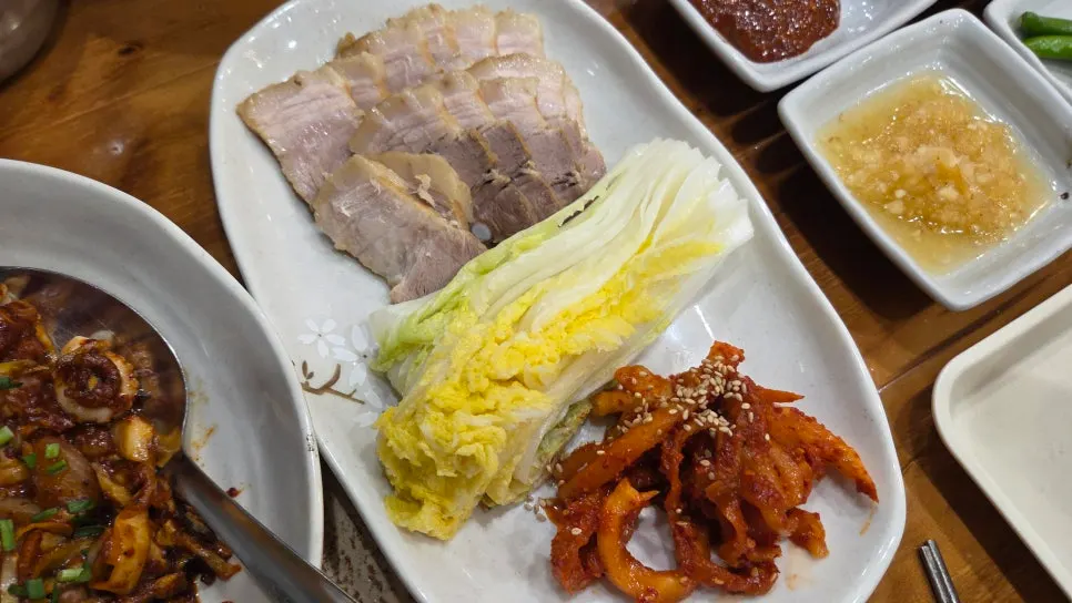 Herbal boiled pork with cabbage and side dishes
