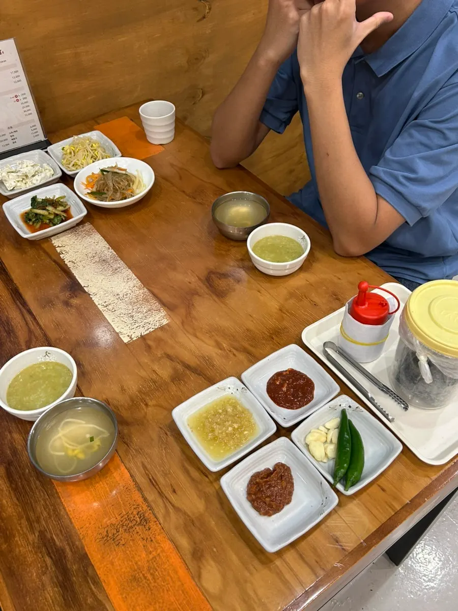 테이블에 놓인 밑반찬 세팅