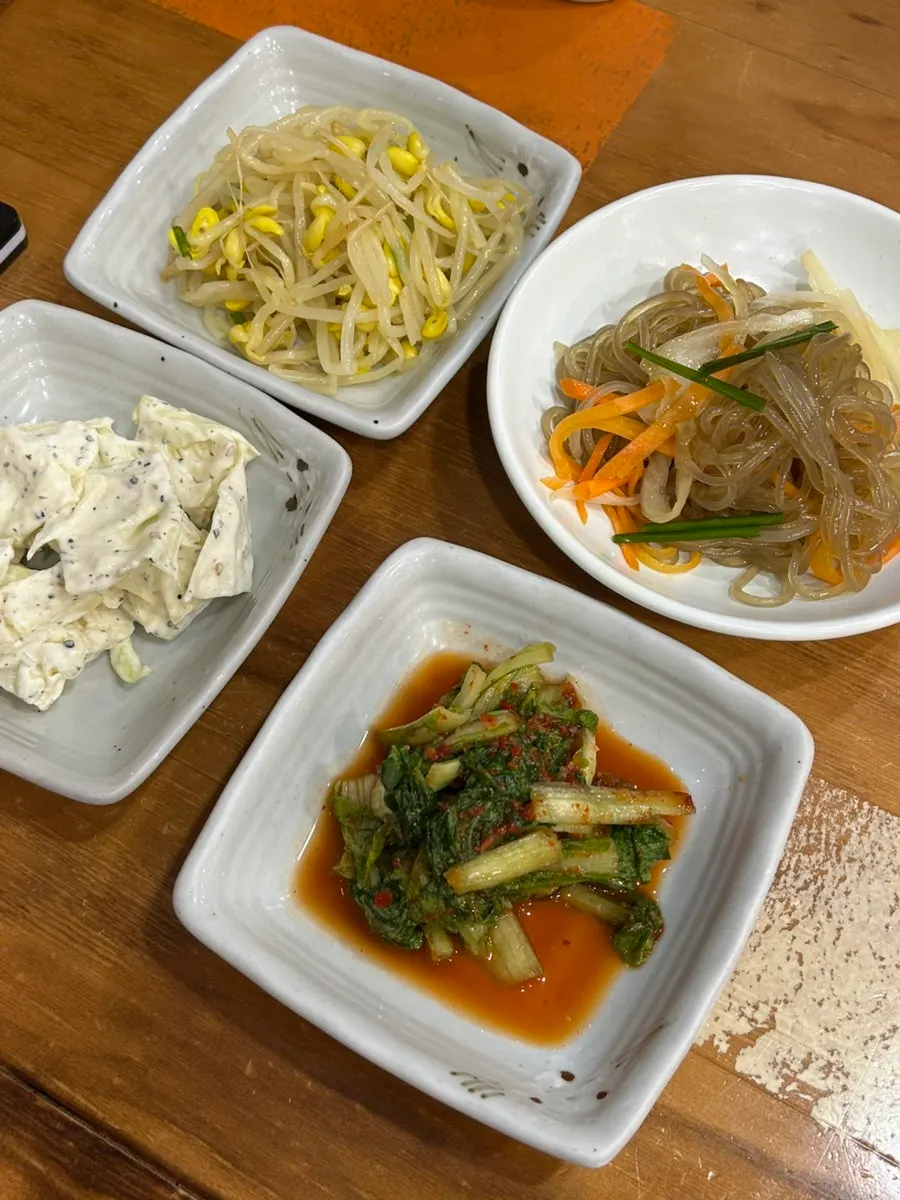 콩나물 샐러드 잡채 열무김치 밑반찬