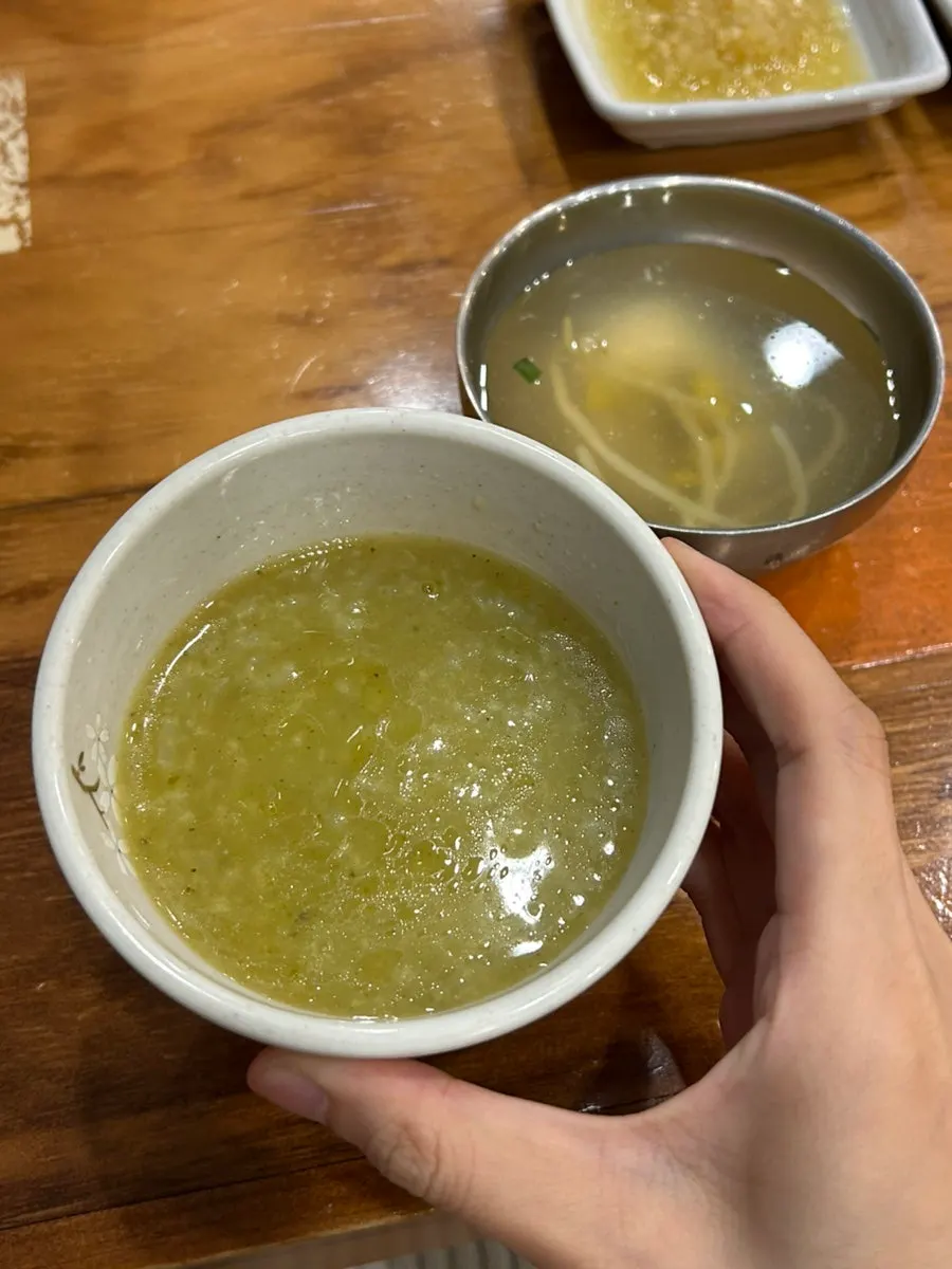 식전에 나온 전복죽과 콩나물국