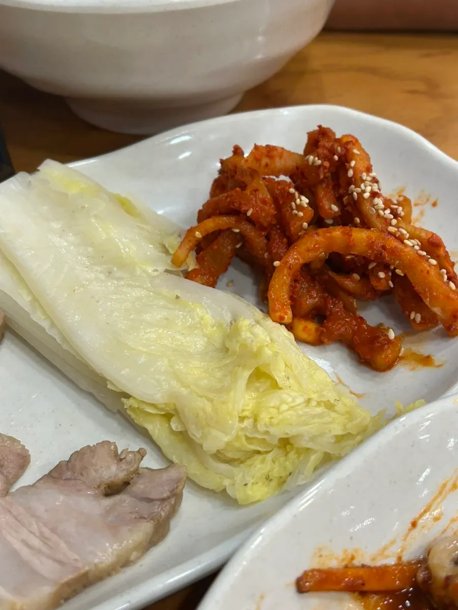 부드럽게 썰린 수육 접시