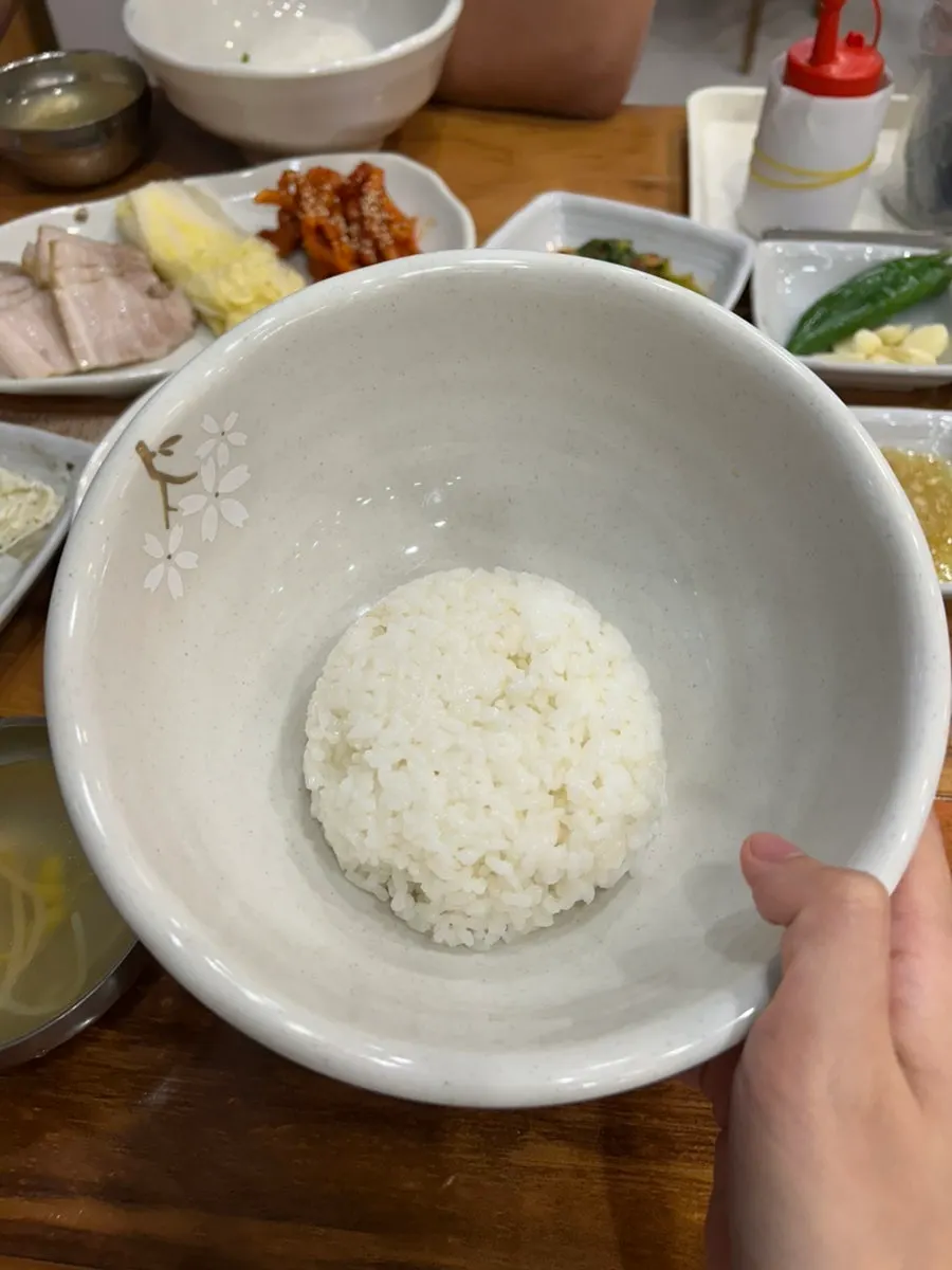 수육에 낙지와 무침을 올린 한 입