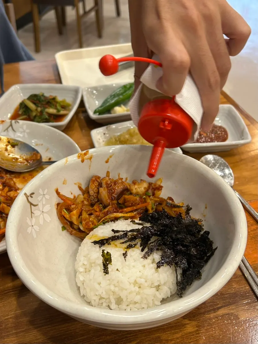넓은 그릇에 담은 밥과 낙지볶음