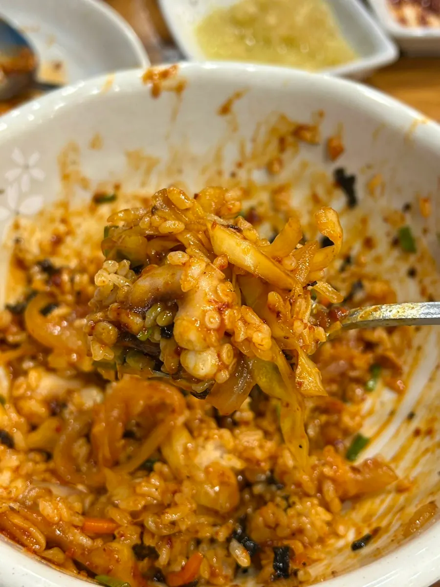 김과 참기름을 넣어 비빈 낙지비빔밥
